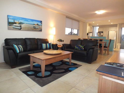 Pacific Marina Apartments - Accommodation Bookings 13