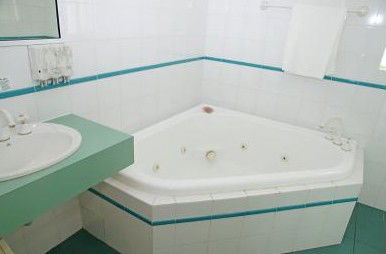 Sapphire Waters Motor Inn - Accommodation Bookings 3