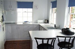 Lakeman Apartment - Accommodation Bookings 1