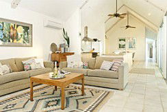 Absolute Beachfront Belongil Summerhouse - Accommodation Bookings 1