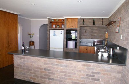 Three Hut Point Waterfront Accommodation - Accommodation Bookings 2