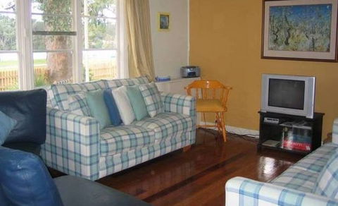 Calm Waters Waterfront Cottages - Accommodation Bookings 3