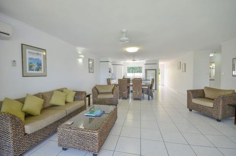 Roydon Beachfront Holiday Apartments - Accommodation Bookings 8