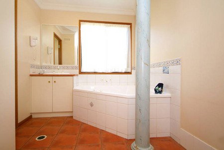 Asters On James Motor Inn - Accommodation Bookings 3