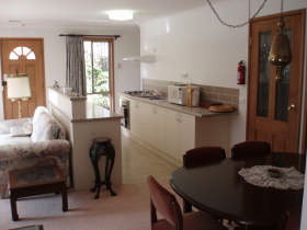 Adrienne's Place On Hill - Accommodation Bookings 0