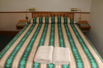 The Hermitage Motel - Accommodation Bookings 11