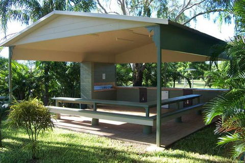 Aussie Outback Oasis Cabin & Van Village - Accommodation Bookings 4