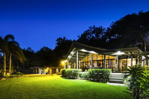 Trinity Beach Palace - Accommodation Bookings 24