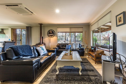 Bettenay's Lakeside Chalets And Luxury Spa Apartment - Accommodation Bookings 6