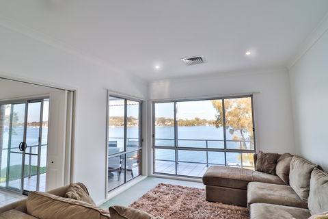 El Lago Jetty - Accommodation Bookings 1