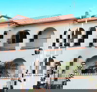 The Med Crescent Head - Accommodation Bookings