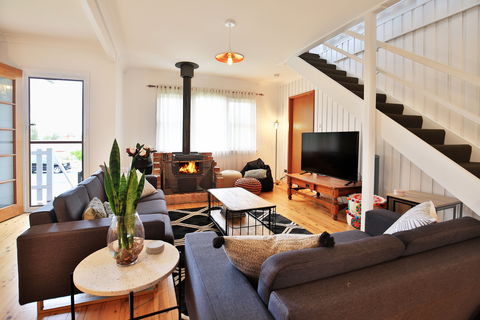 Hudson Bay At Basin View - Accommodation Bookings 0