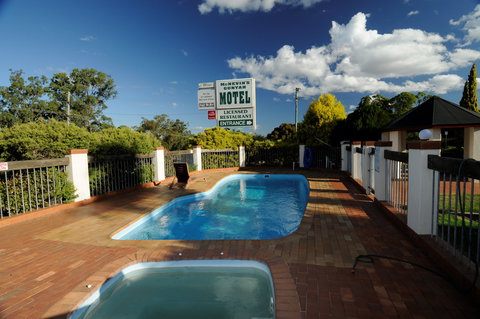 McNevins Warwick Motel And Gunyah Restaurant - Accommodation Bookings 2