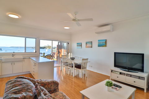 Lakefront Simplicity - Accommodation Bookings 2