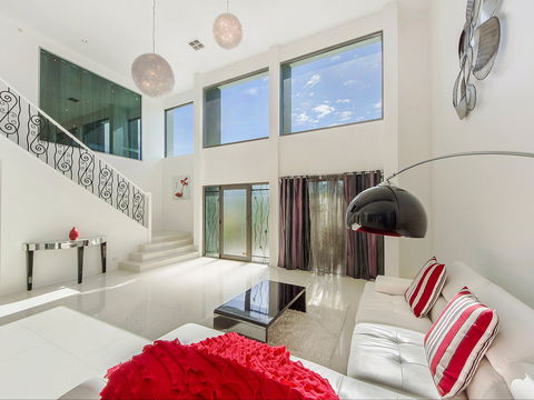 Riviera Waters Broadbeach - Vogue Holiday Homes - Accommodation Bookings 1