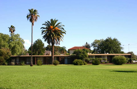 Camellia Court House And Holiday Apartments - Accommodation Bookings 1