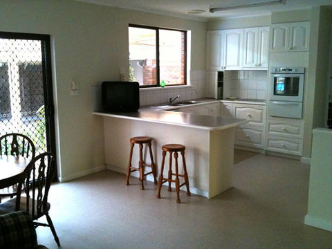 Camellia Court House And Holiday Apartments - Accommodation Bookings 3