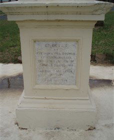 The Coronation Lamp Memorial - Accommodation Bookings 1