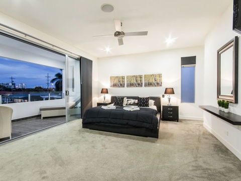 The Grand Broadbeach - Vogue Holiday Homes - Accommodation Bookings 2