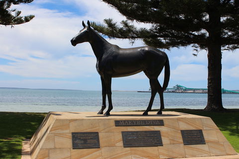 Makybe Diva Statue - Accommodation Bookings 0