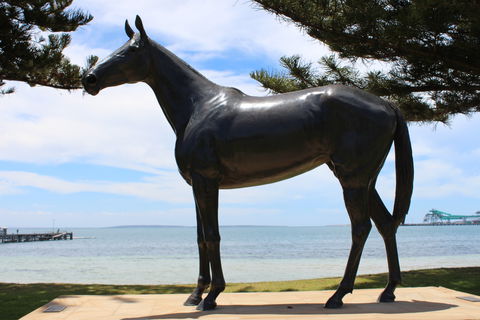 Makybe Diva Statue - Accommodation Bookings 1