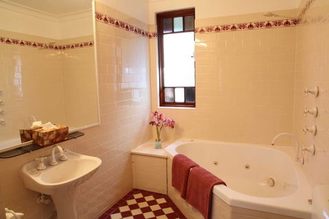 The 3 Explorers Motel - Accommodation Bookings 6