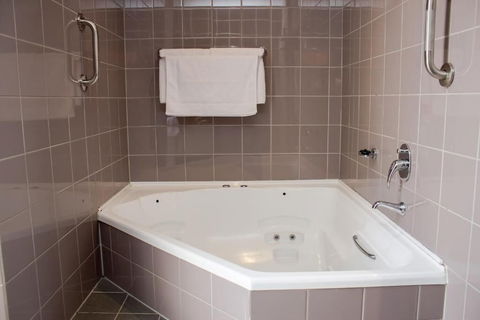 Highlander Hotel - Accommodation Bookings 4