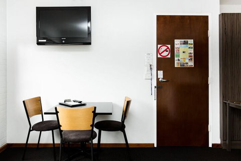 Bay Hotel Apartments - Accommodation Bookings 3