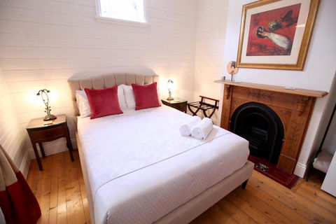 Poets Cottage Fireplace Close To Treks - Accommodation Bookings 6