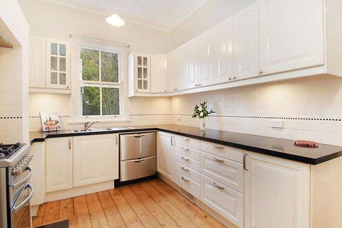 Poets Cottage Fireplace Close To Treks - Accommodation Bookings 2