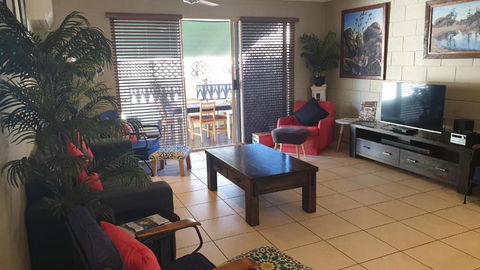 A City Retreat 2BR Apartment Reid Park Townsville - Accommodation Bookings 5