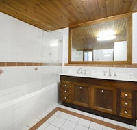 Airlie Getaway - Views - Accommodation Bookings