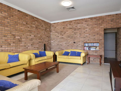 The House On The Lake At Fishing Point Lake Macquarie Honestly Put The Line In & Catch Fish - Accommodation Bookings 1