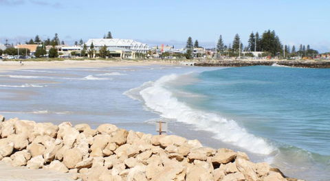 Geraldton Luxury Vacation Home With Free Netflix - Accommodation Bookings 6