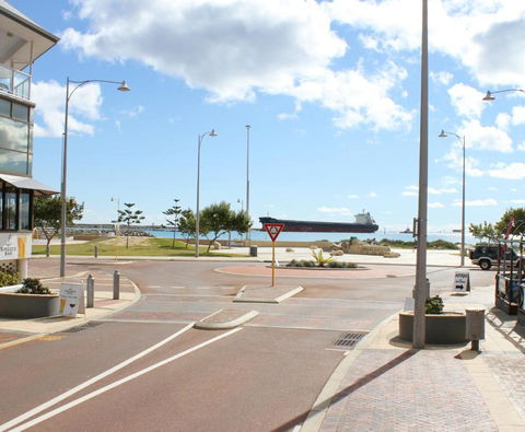 Geraldton Luxury Vacation Home With Free Netflix - Accommodation Bookings 4
