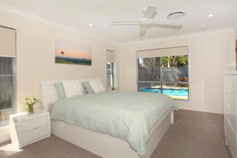 Palm 95 Modern 4 BDRM Home With Pool - Accommodation Bookings 5
