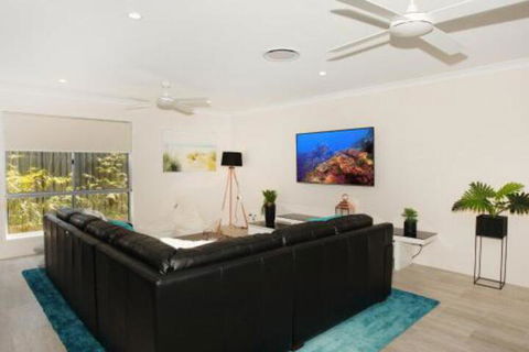 Palm 95 Modern 4 BDRM Home With Pool - Accommodation Bookings 2