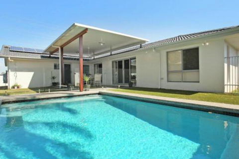 Palm 95 Modern 4 BDRM Home With Pool - Accommodation Bookings 0