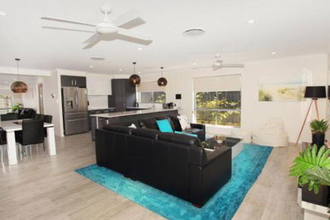 Palm 95 Modern 4 BDRM Home With Pool - Accommodation Bookings 3