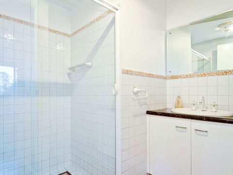 Through The Looking Glass - Accommodation Bookings 2