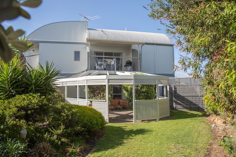 Through The Looking Glass - Accommodation Bookings 0