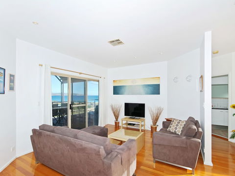 Through The Looking Glass - Accommodation Bookings 4