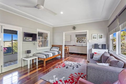 Government Road, 102 - Accommodation Bookings 0
