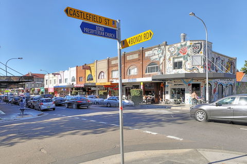 4 BR Apartment Short Walk To Bondi Beach - Accommodation Bookings 1