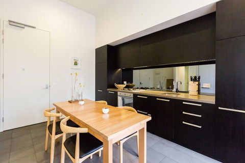 GEORGE, 1BDR North Melbourne Apartment - Accommodation Bookings 3