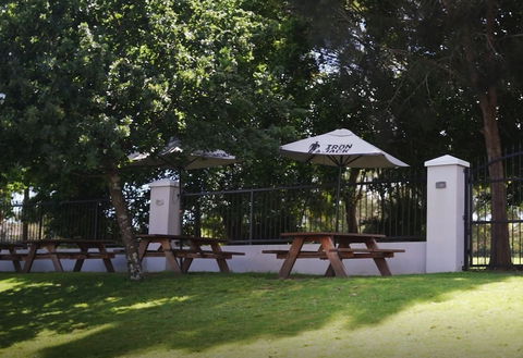 Bateau Bay Hotel - Accommodation Bookings 0