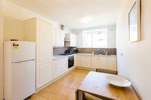 ROSIE, 2BDR St.Kilda Apartment - Accommodation Bookings 1
