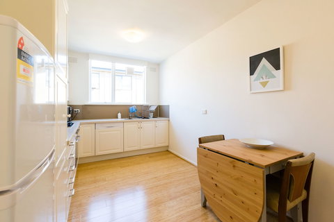 ROSIE, 2BDR St.Kilda Apartment - Accommodation Bookings 2