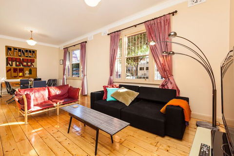 MADELINE, 1BDR Fitzroy Apartment - Accommodation Bookings 7