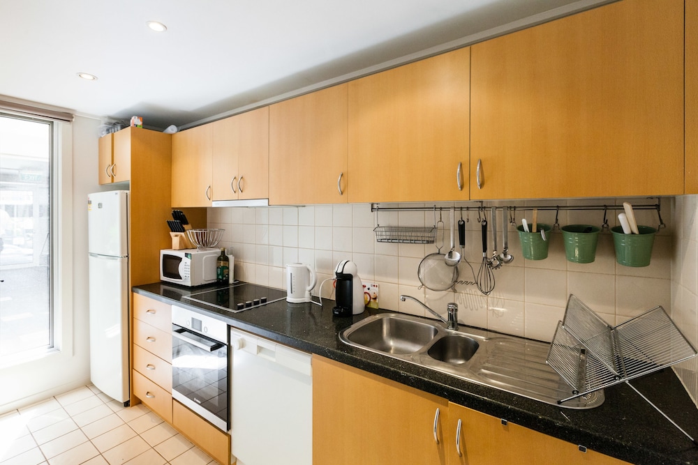 NAOMI, 2BDR South Melbourne Apartment - thumb 3